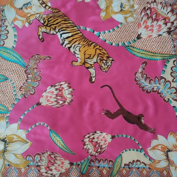 Vince Comuto Vintage Vibrant Pink Scarf with Tiger and Floral Design - Picture 5 of 10